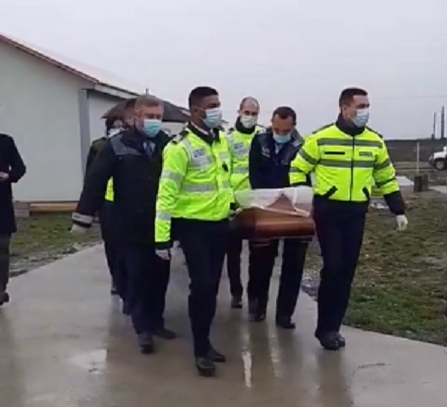 Polițistul Fănel Nițu, înmormântat cu onoruri militare. Omagiul copleșitor adus de colegii săi în momentul în care sicriul era coborât în groapă | VIDEO