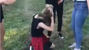 VIDEO șocant! O adolescentă este bătută și târâtă de păr de mai multe fete, în Târgu Jiu