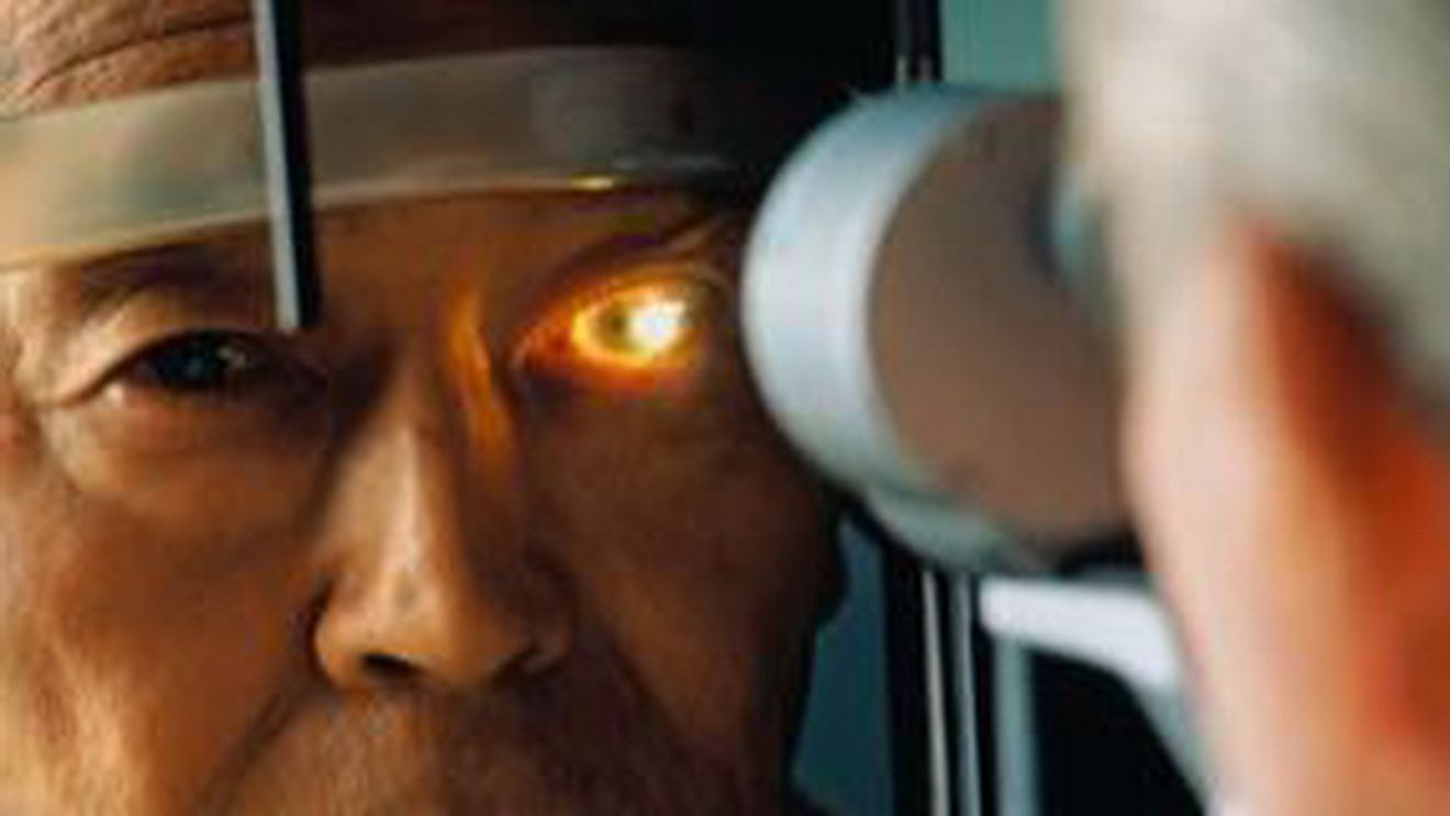 Ce au gasit medicii in ochiul unui barbat, dupa ce s-a ELECTROCUTAT! Din pacate, nu mai pot face NIMIC sa-l ajute!