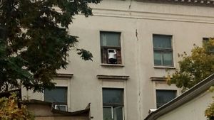 VIDEO / E stare de alertă la Universitatea "Alexandru Ioan Cuza"! Atârnată la un geam, o femeie ameninţă că se aruncă în gol! 