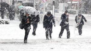 Anunțul făcut de ANM! Ninsori, lapoviţă şi polei în toată ţara, până duminică!