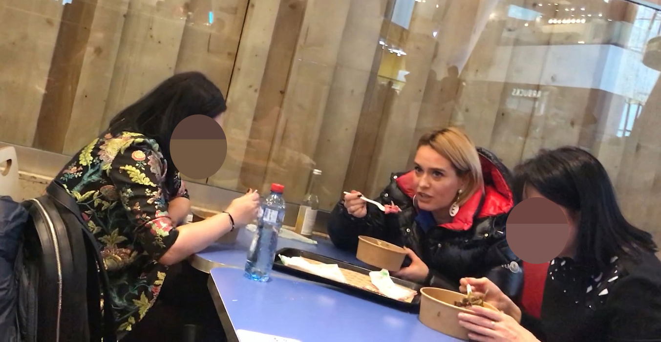 Lipsită de fițe, Andreea Esca a luat prânzul la ”cantina” din mall cu două prietene