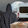 Lovitură de peste 1 milion de euro într-o bancă din București! Angajata a „spart” conturile baronilor maxi-taxi și și-a plătit nunta, vacanțele și mașina soțului