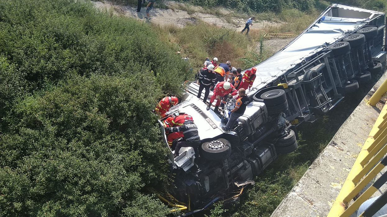 Tir încărcat cu încălțăminte, răsturnat în Olt! Șoferul a rămas încarcerat în cabină
