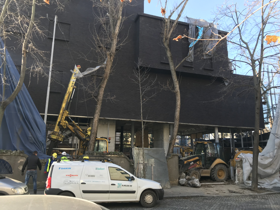 Akoury a ridicat un colos lângă palatul prezidenţial al lui Klaus Iohannis