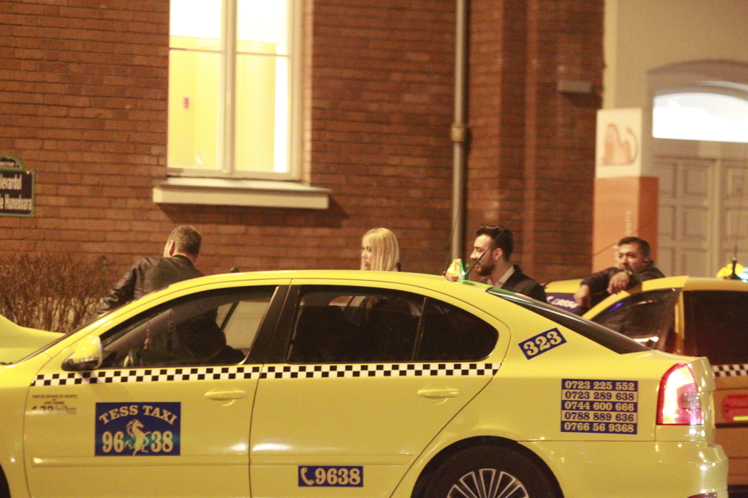 Cine a chinuit-o pe asistenta TV după o noapte-n LOFT! Cruduţa, ”şifonată” rău pe bancheta din spate a unui taxi!