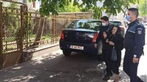 Gestul emoționant făcut de doi polițiști și un jandarm, pentru o bătrână din București care a leșinat în fața farmaciei: „S-au căutat toți în buzunare”