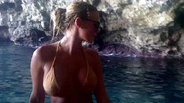 Marina Dina, cu sfarcurile la vedere pe  Facebook! Vezi cat de sexy e uda toata in mare!