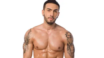 Pana acum i-ai admirat muschii lui Alex Velea, dar nu stiai cata munca depune la sala! Uite-l pe artist cum trage de fiare