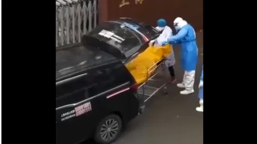 Imagini şocante din Shanghai. Legiștii care transportau un bărbat într-un sac de cadavre au constatat că e viu