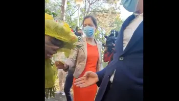 Reacția lui Nicușor Dan când soției sale i s-a oferit un buchet cu flori + Ce i-a spus bărbatul VIDEO