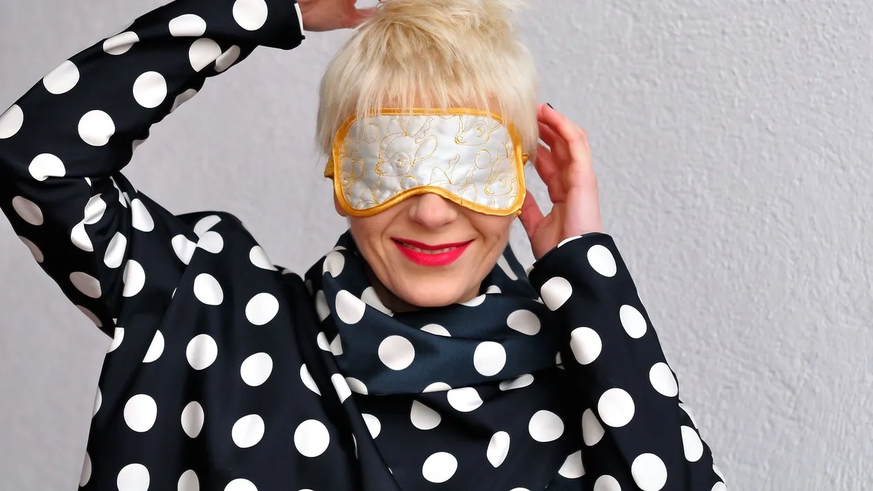 Va mai aduceti aminte de excentrica Gianina Corondan? N-o sa credeti ce face acum blonda, in pijamale!