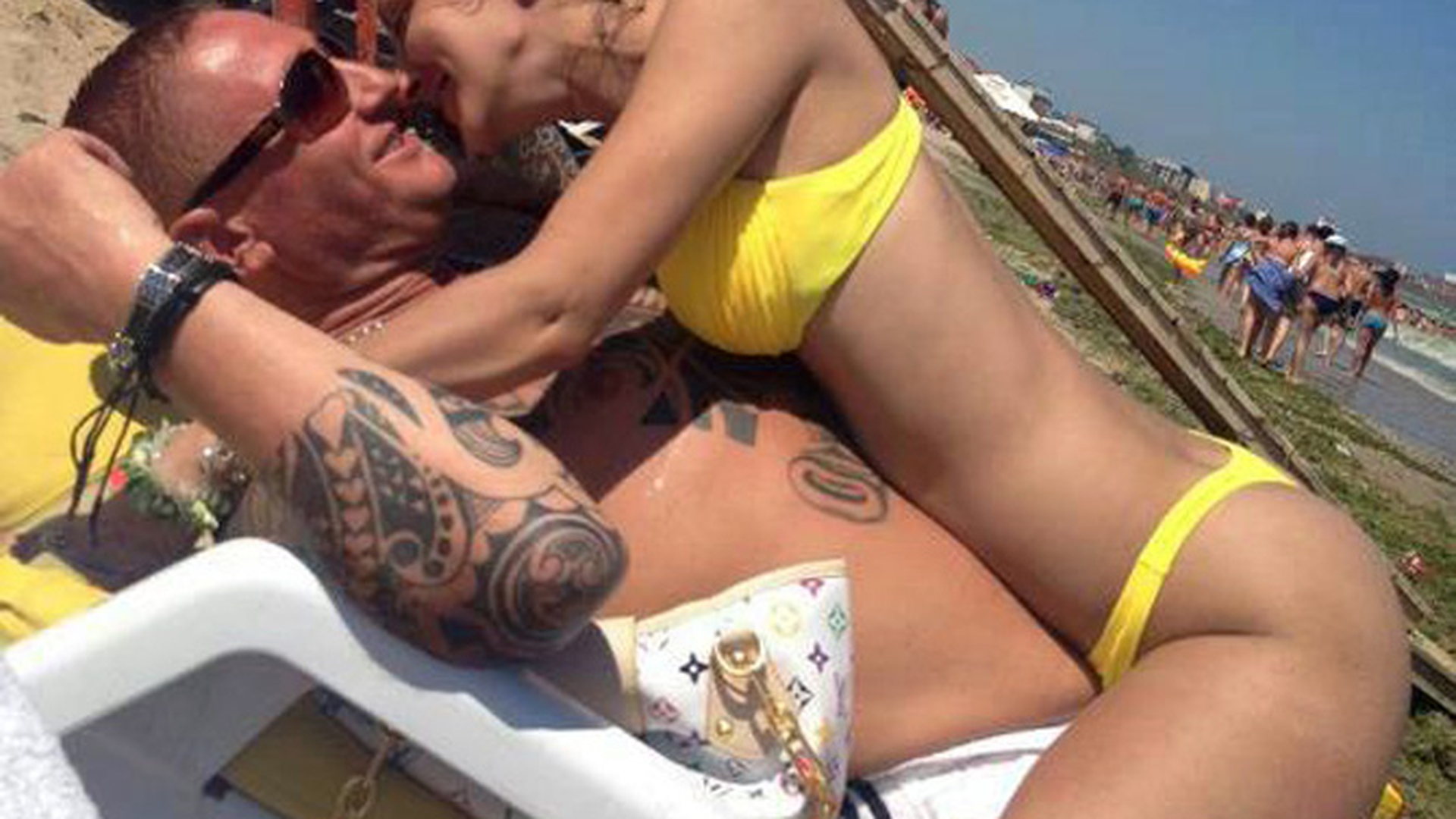 Daca vede Simona Sensual pozele astea ii smulge parul din cap brunetei! Gagica asta s-a frecat de iubitul ei si a stat capra pentru el pe plaja - Vezi cum au mimat sexul