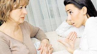 Tine la distanta afectiunile ereditare! Boli pe care le mostenesti de la mama