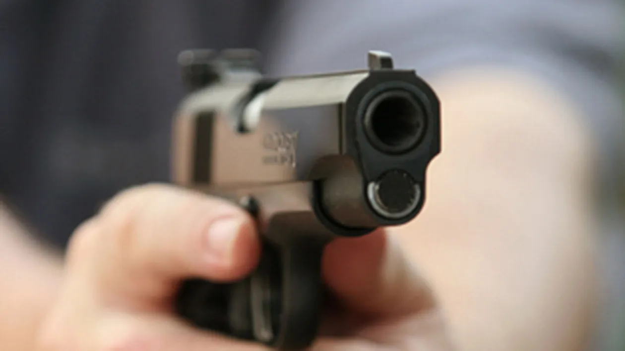 Un barbat din Galati a fost impuscat de un agent de paza care l-a prins la furat!