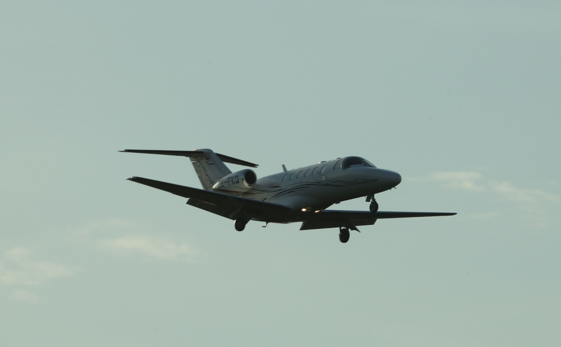 Exclusiv! Philipp Plein şi Flavio Briatore aterizând la bordul avionului primului. Fotografie realizată pe Aeroportul Băneasa de reporterii DAS (Departamentul de Anchete Speciale)