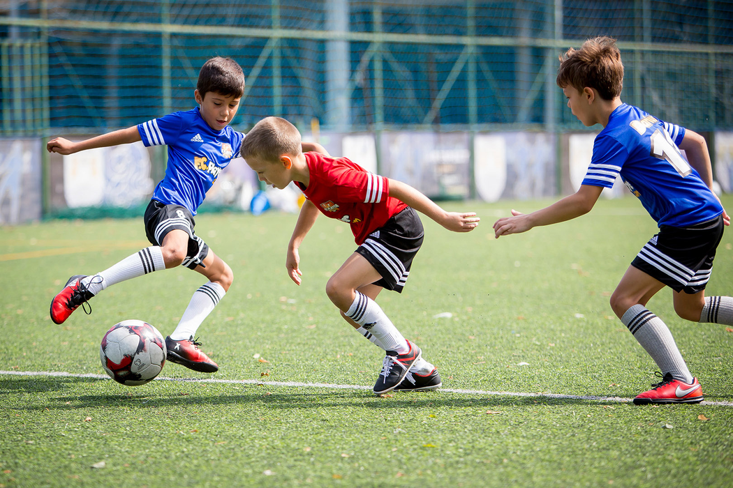 Juniorii unei academii de fotbal din București concurează cu Messi & Ronaldo!