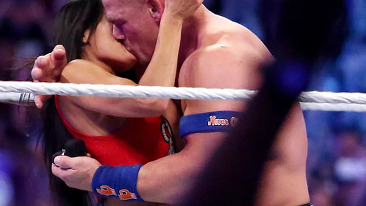 Luptătorul de wrestling John Cena şi-a cerut în căsătorie iubita! Sute de oameni au asistat la momentul emoţionant