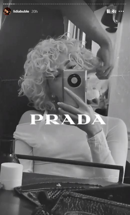 Lidia Buble, sărutată cu patos de un bărbat sexy într-un salon de înfrumusețare: “E cel mai frumos bărbat din lume” | VIDEO