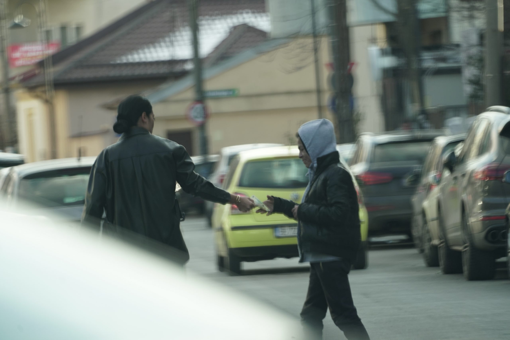 Roxana Dobre a dat 50 de lei unei cerșetoare