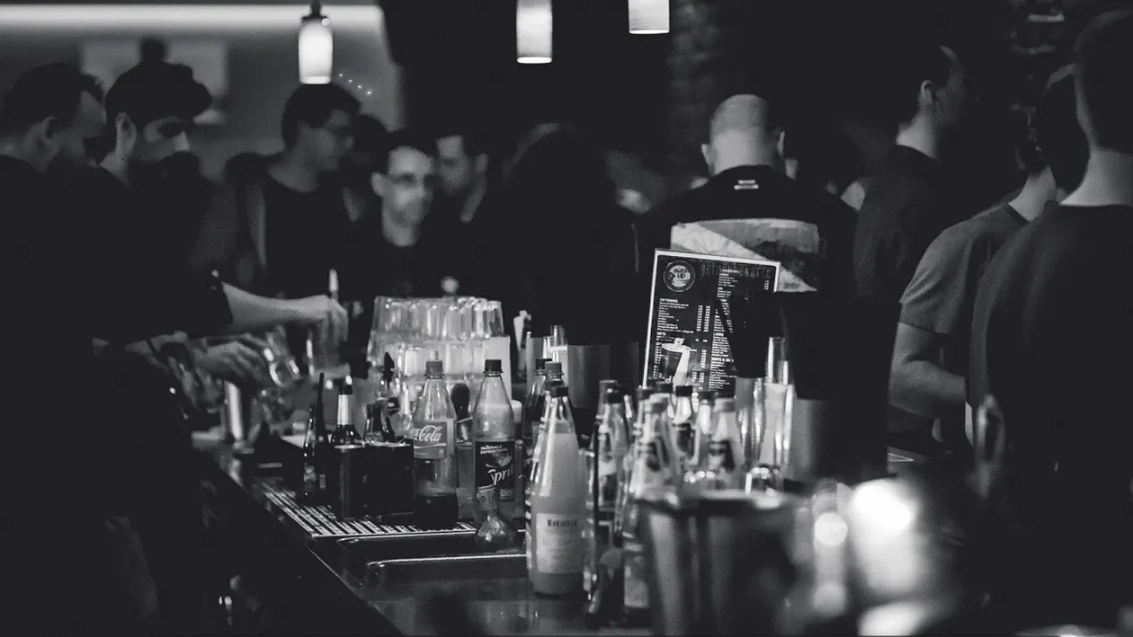 Pensii fără număr! Un poștaș s-a îmbătat și a împărțit banii pensionarilor clienților din barul în care se cinstea