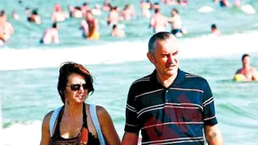 Cozma si sotia, plimbare la malul marii