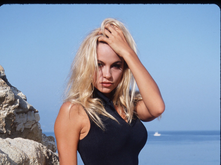 Celebrul tatuaj al Pamelei Anderson nu se mai regăsește pe brațul Simonei