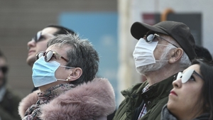 Masca de protecție poate cauza probleme. Sfaturi utile de la dermatologi