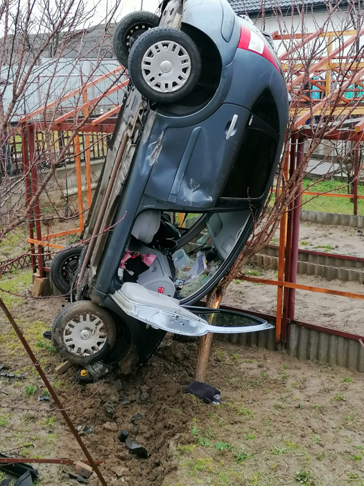 Cascadorie fără voie în Bacău. O mașină s-a înfipt în pământ după un accident