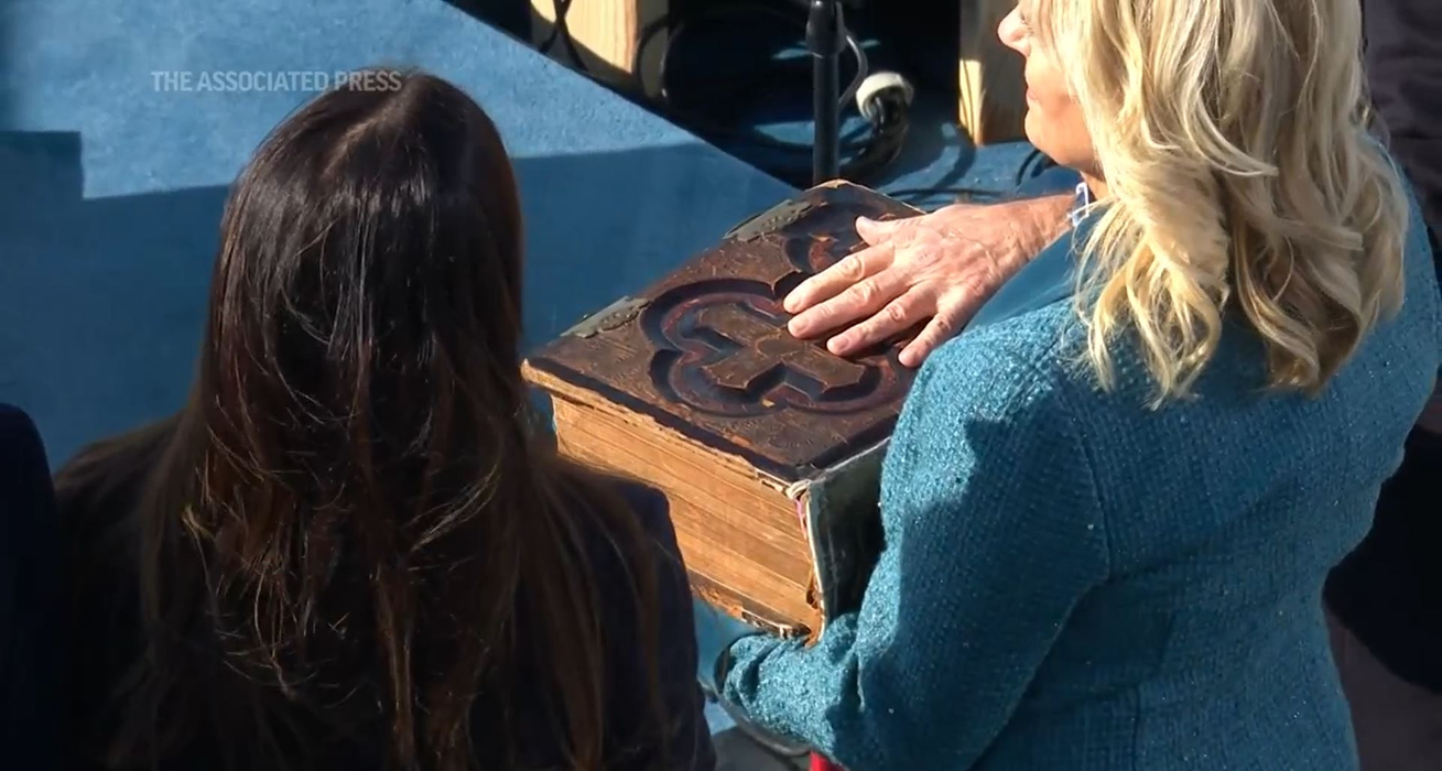 Joe Biden a jurat pe o Biblie veche de 120 de ani. Detaliu de pe copertă și povestea impresionantă a cărții