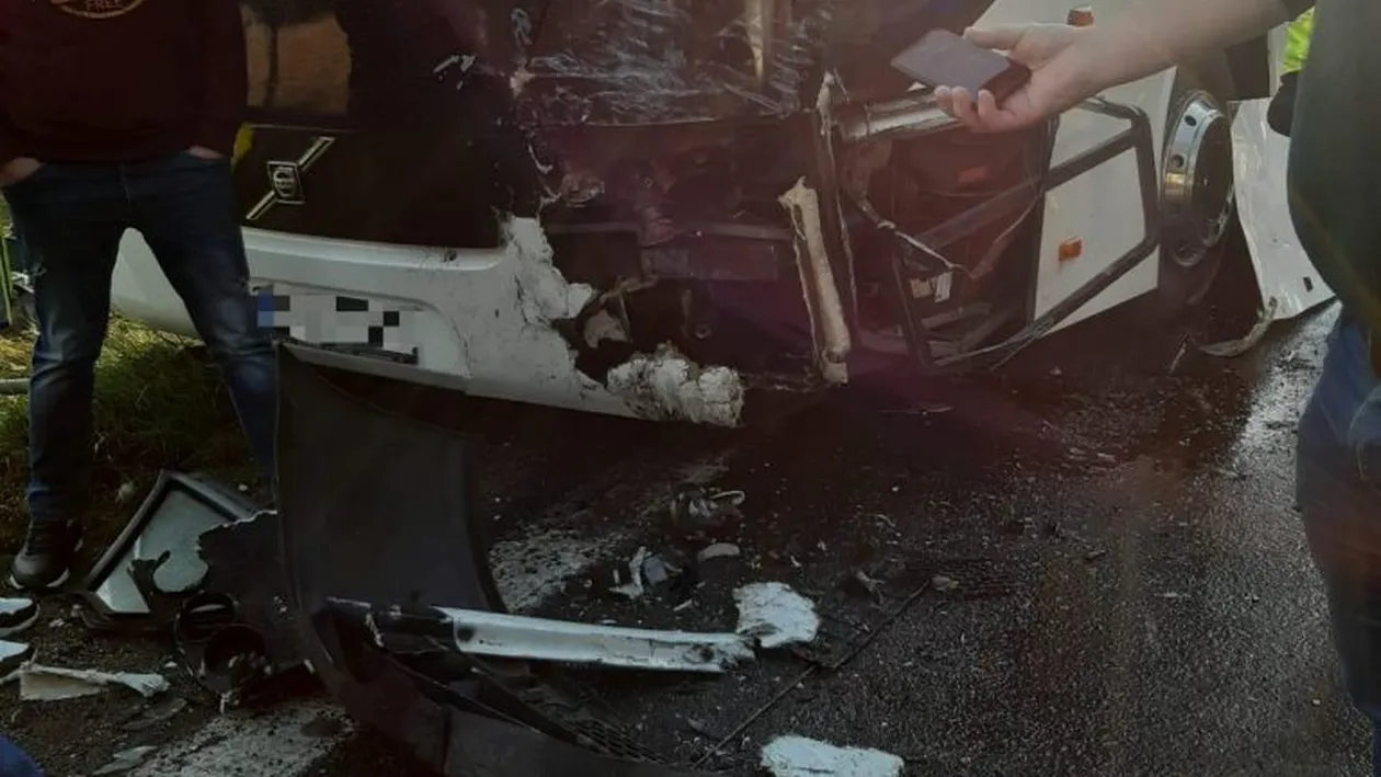 Accident grav în Argeș. O dubă și un autocar s-au izbit violent. Aproape 40 de oameni au fost implicați în accident