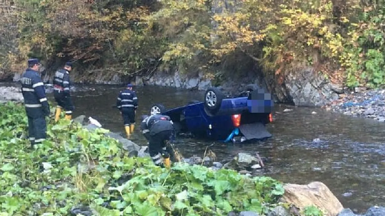 Tânără grav rănită după ce a plonjat cu mașina în albia unui pârâu, pe Transfăgărășan