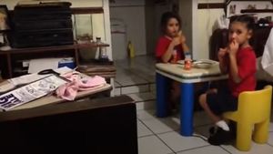 Două fetițe au fost filmate chiar în momentul în care au văzut o fantomă în bucătărie. Mama uneia dintre ele abia le-a putut liniști | VIDEO