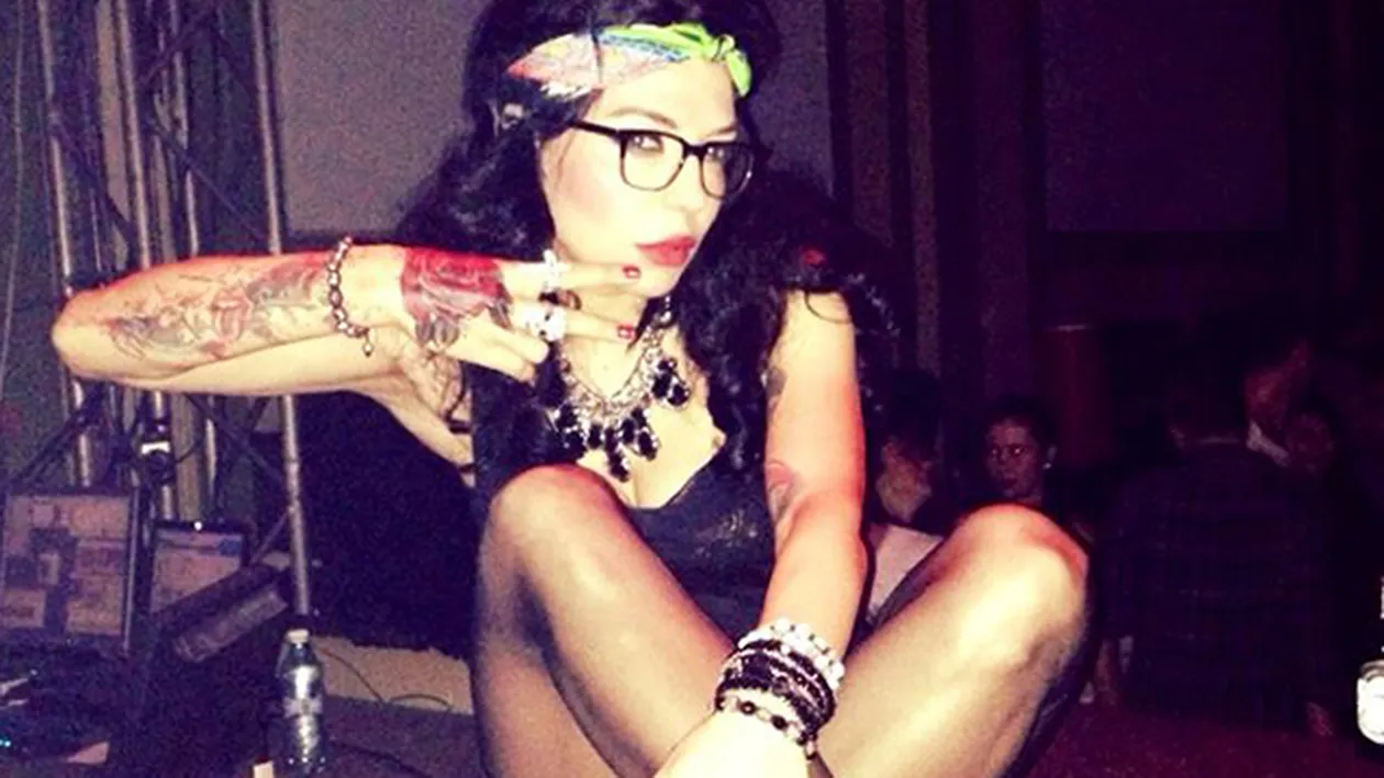 DJ Wanda, fotografie CONTROVERSATA pe Facebook: Ti se vad b****e de jos!