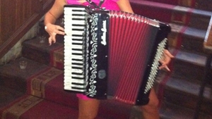 Delia Matache e multitalentata! Canta la acordeon!