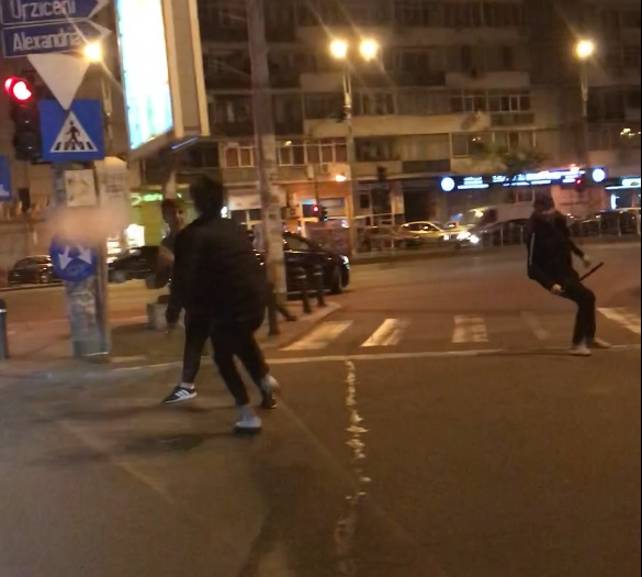 Mai mulți tineri s-au încăierat la un semafor din București