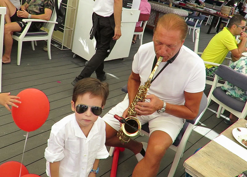 „Bad-Boy din PSD” şi-a sărbătorit fiul la mare. Petrecere ca-n filme pe plaja milionarilor. Imagini exclusive