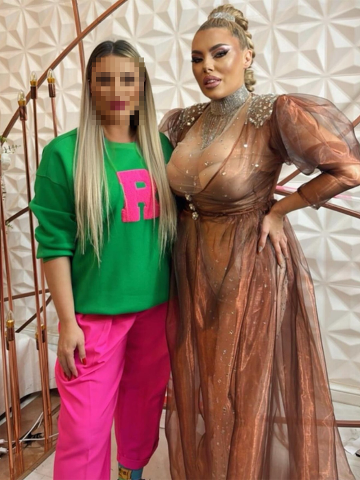 Din cauza lipsei de activitate din perioada pandemiei, dar și faptului că este gurmandă, blonda s-a îngrășat aproximativ 12 kg foto: Facebook