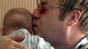 VIDEO Elton John, un tata model! I-a cantat fiului sau o melodie de leagan, in timpul unui interviu