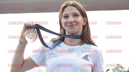 Cum a apărut Ana Maria Bărbosu să își ridice medalia controversată. Dovadă că este bună și modestă din cale afară