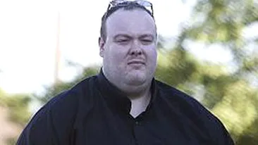 Prea gras ca sa decoleze avionul cu el la bord! L-au dat jos si l-au pus sa plateasca doua bilete