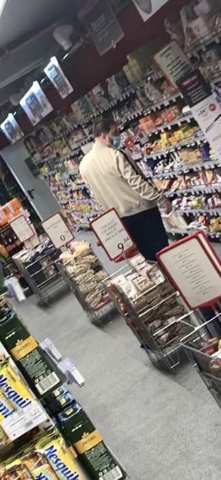Florin Salam s-a ocupat de cumpărăturile ocazionale, chiar de la market-ul din colțul blocului în care locuiește