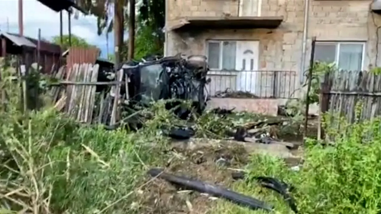 Un tânăr din Dâmbovița a zburat cu mașina pe șosea. A spulberat un gard și s-a oprit în balconul unei case