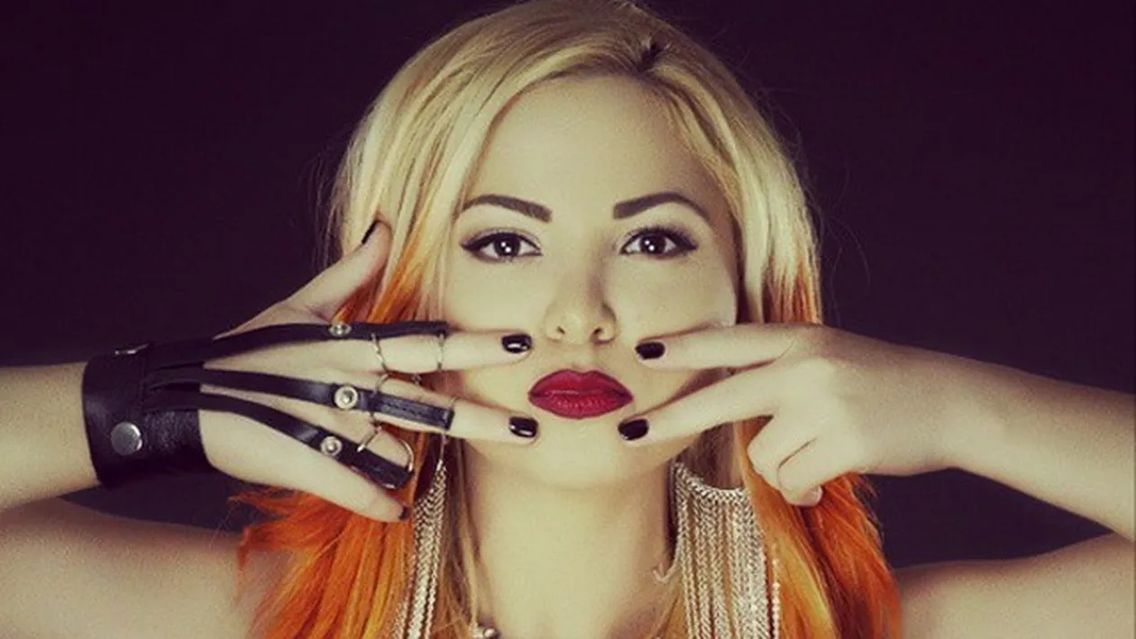 Imagini INDECENTE cu Alessia au aparut pe internet! Cantareata apare GOALA in pat intr-o pozitie ciudata!