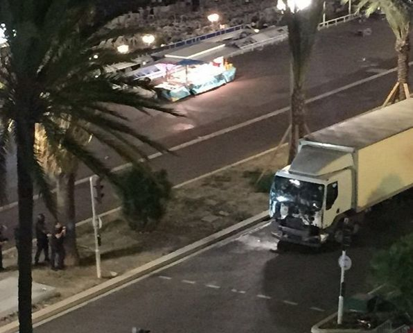 Atac terorist la NISA de ziua Frantei. Cel putin 80 de oameni au murit