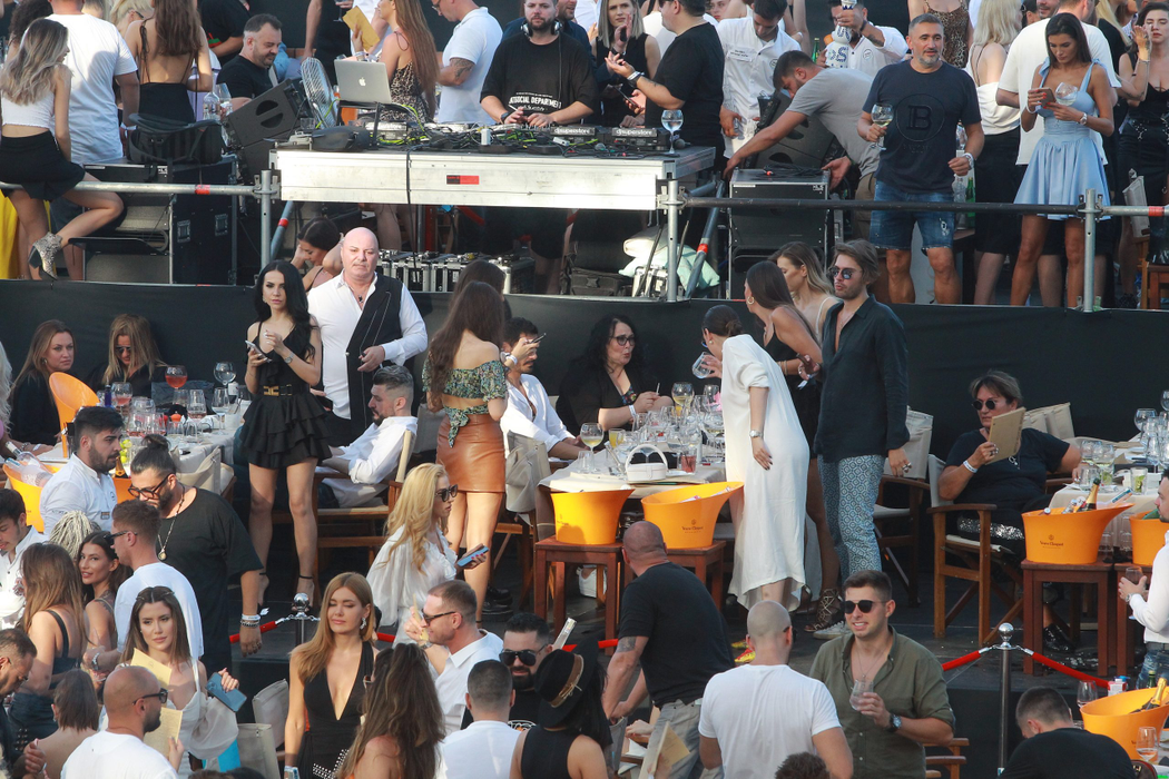 Atmosferă de sărbătoare în club, pentru trio-ul format din George, Viviana și mama soacră