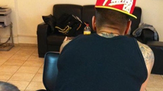 Ce dement! Cel mai nebun tatuaj pe care si l-a facut Alex Velea! Uite ce hal de mesaj si-a scris deasupra feselor!