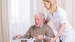 Îngrijitoarea unui pensionar din Italia a fost arestată după ce a devenit soția lui fără să știe și i-a furat toată averea