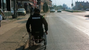 VIDEO / Experimentul unui biciclist: o zi în scaunul cu rotile! Cum au reacţionat oamenii din jur