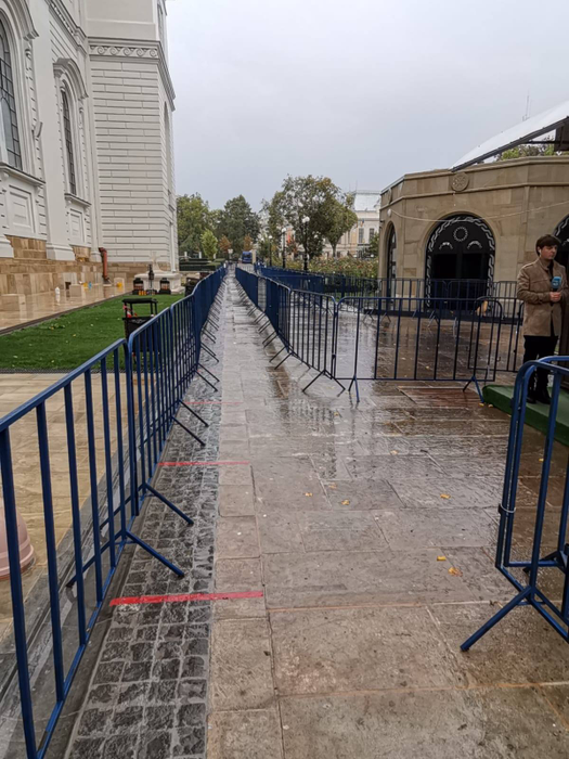Pelerinii care stăteau la cozi au disparut